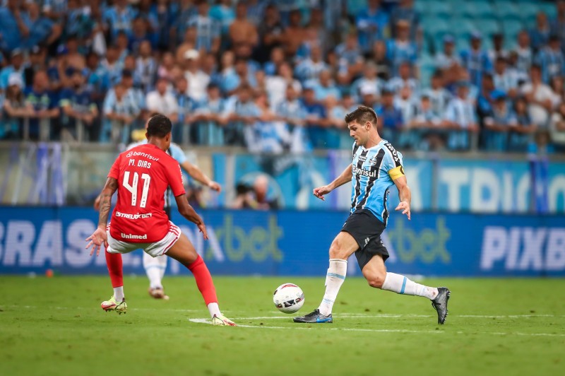 Grêmio vence o GreNal e aumenta pressão no Internacional