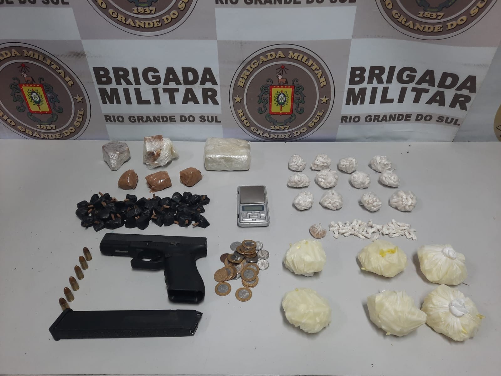 Brigada Militar prende homem por tráfico de entorpecentes e porte ilegal de arma de fogo em Rio Grande