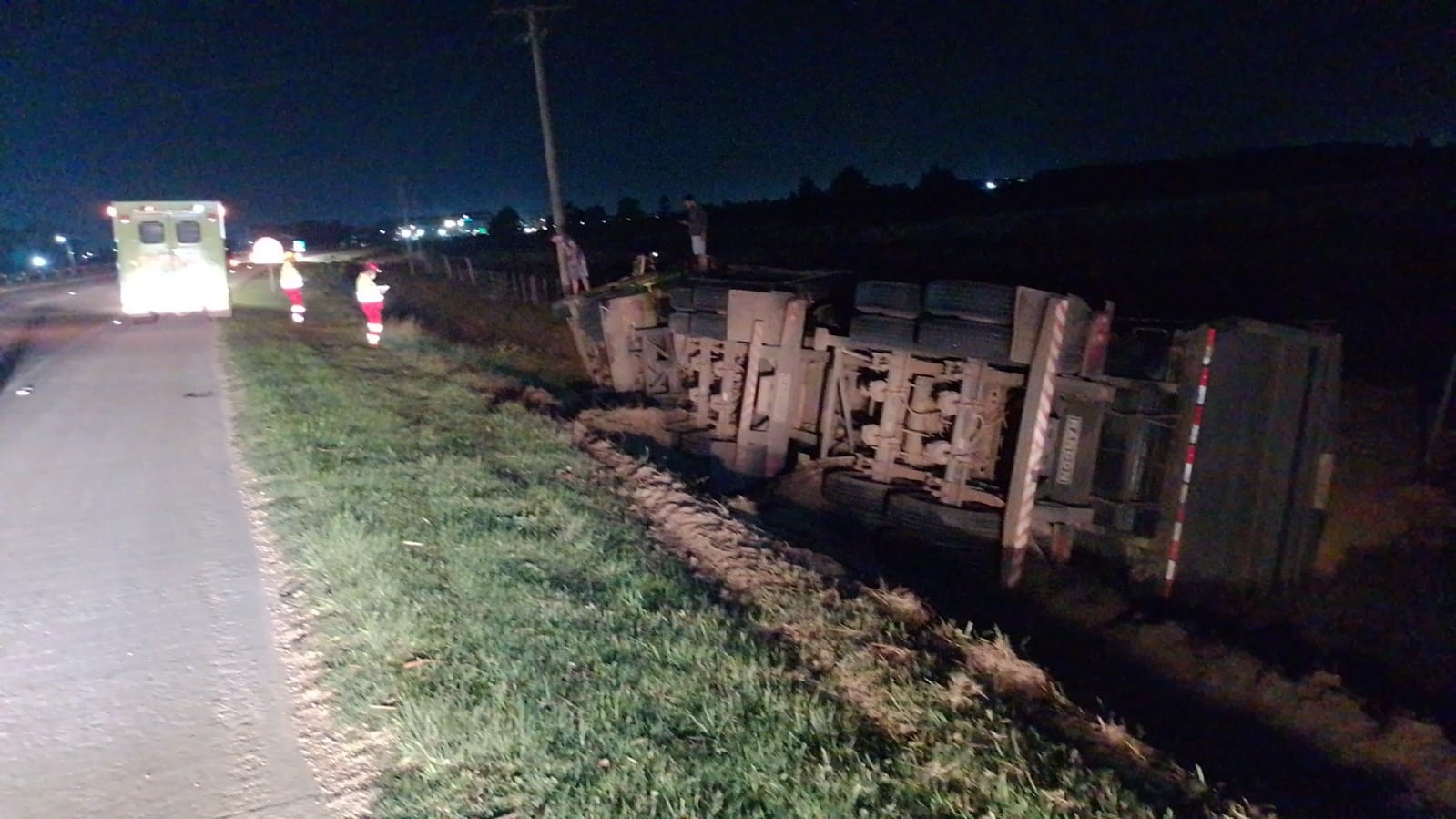 Tombamento causa lentidão no trânsito na BR-392, em Rio Grande