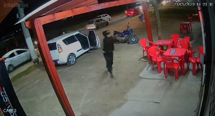 VÍDEO: Arma falha e homem escapa de tentativa de homicídio em mercado na Roberto Socoowski, em Rio Grande