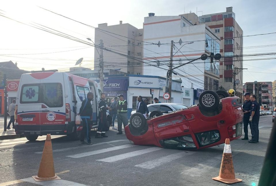 VÍDEO: carro capota e motorista fica ferida em acidente no centro de Rio Grande