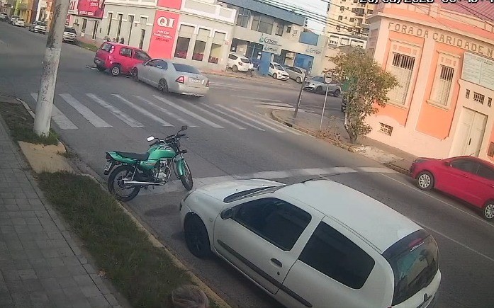VÍDEO: confira o momento que carro capota na General Neto, em Rio Grande