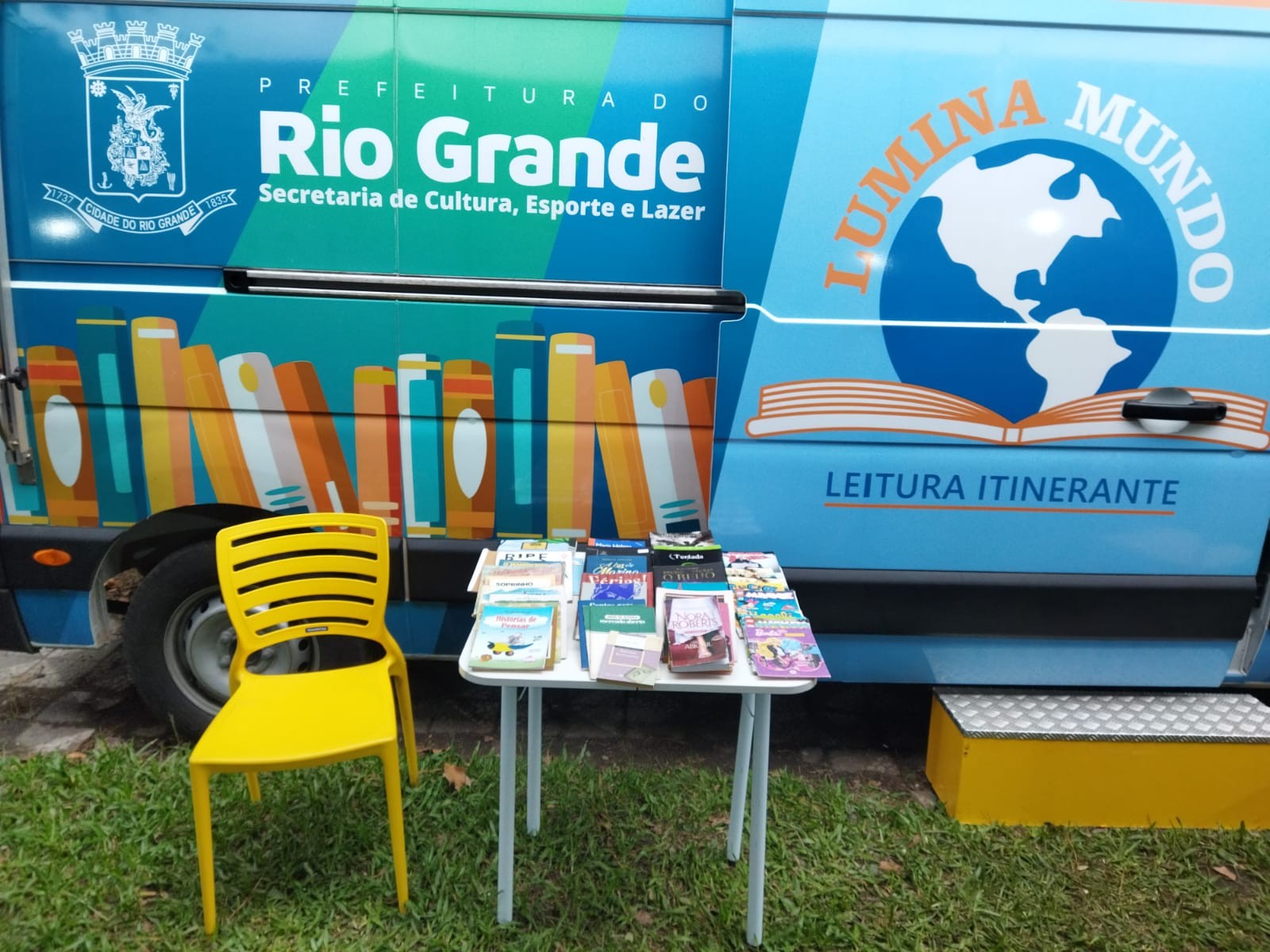Projeto Lumina Mundo doou dezenas de livros para crianças na 49ª Feira do Livro da Furg