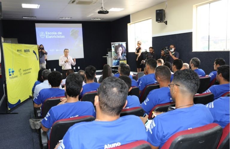 CEEE/Equatorial oferece curso gratuito de eletricista em Pelotas 