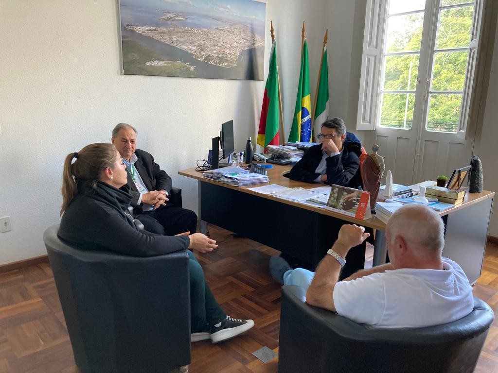 Gripe aviária é tema de reunião entre a Prefeitura e o governo do RS