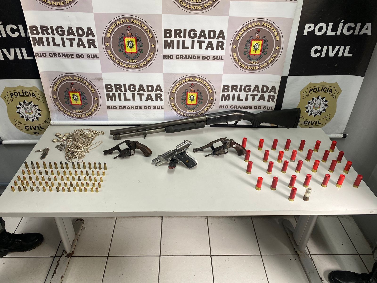 Homem com antecedente por homicídio é preso por tráfico de drogas e porte ilegal de arma de fogo em Rio Grande