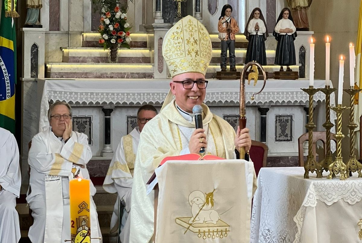 Com igreja lotada, Dom Ricardo Hoepers celebra missa de despedida com fiéis em Rio Grande 