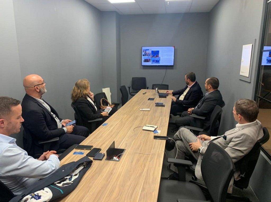Representantes do APL Marítimo e da Portos RS trocam experiências sobre energias renováveis com britânicos, em Porto Alegre