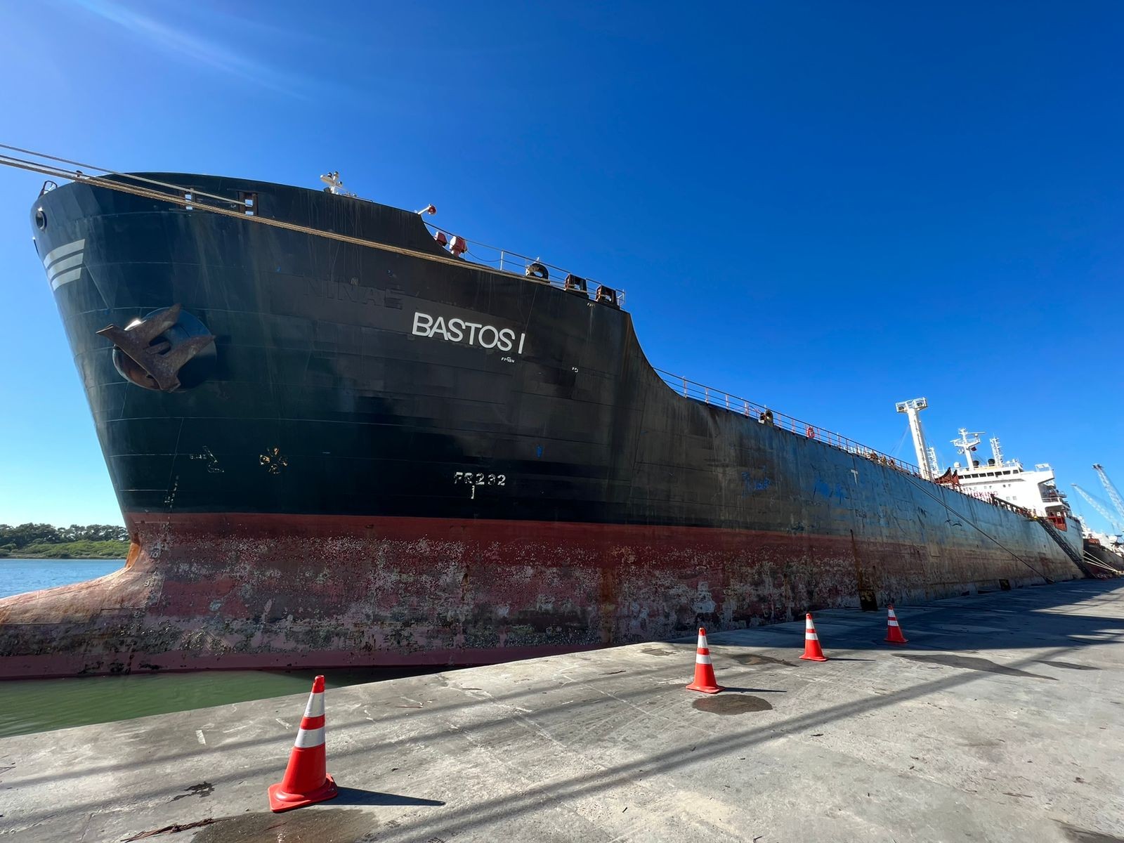 Fotos: Refinaria de Petróleo Riograndense freta navio petroleiro que já está operando em Rio Grande