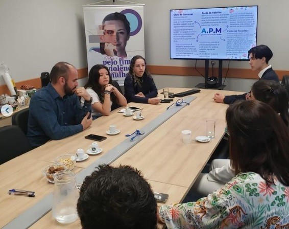 Alunos da Escola Bibiano de Almeida visitam Promotoria e apresentam ideia de aplicativo para proteção da mulher