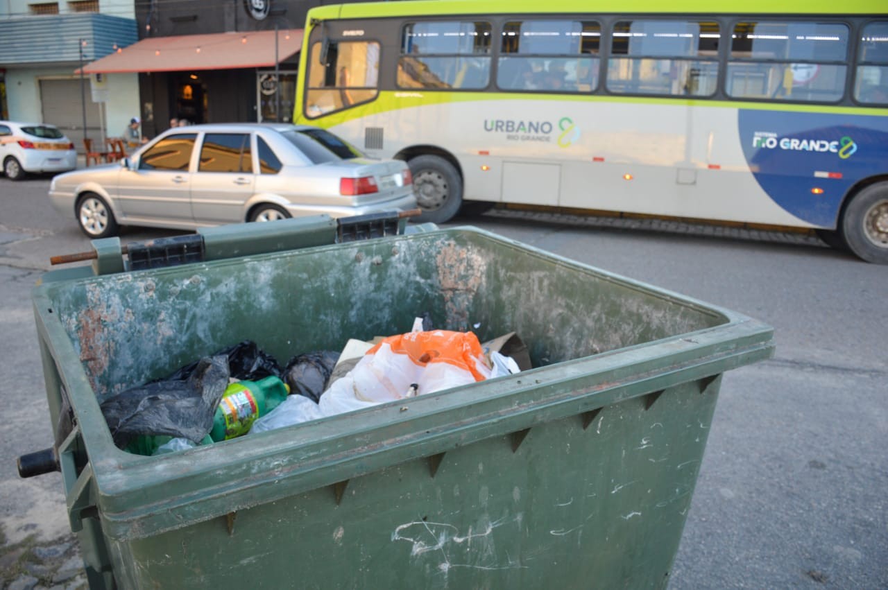 Mais de 40 contêineres de lixo foram furtados nos primeiros quatro meses do ano, afirma a Prefeitura do Rio Grande 