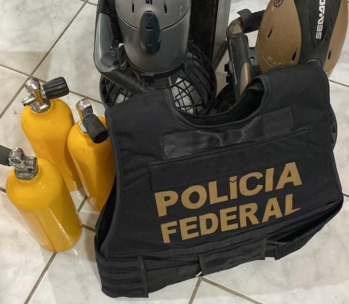 PF apreendeu carros, moto e mais de R$ 250 mil em operação contra o tráfico internacional de drogas em RG