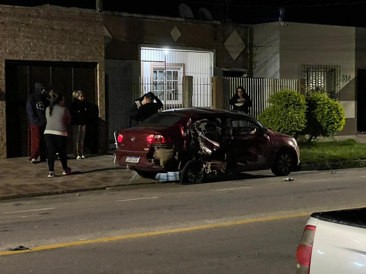 Acidente deixa veículos destruídos na esquina das avenidas Argentina e Cidade de Pelotas