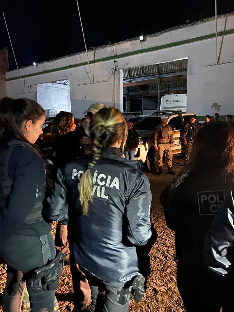 Proprietário de casa noturna é preso por exploração sexual de adolescente em Rio Grande
