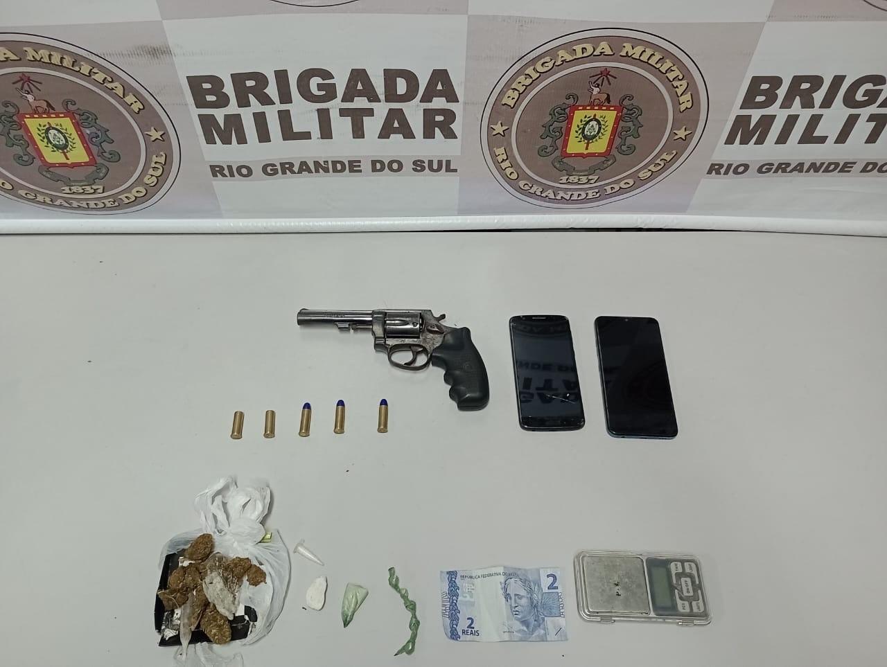 BM prende homens por tráfico e porte ilegal de arma de fogo em Rio Grande