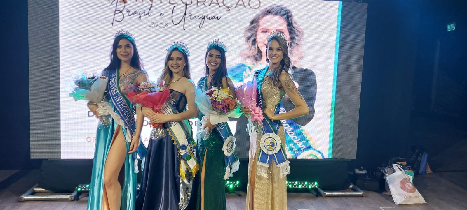 Ana Carolina Moreira,  de Aceguá/UY, é coroada como Miss Integração 2023