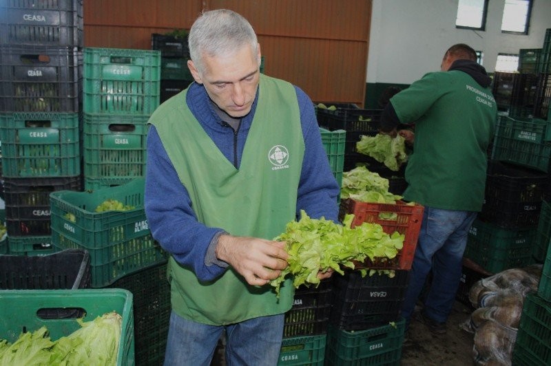 Famílias gaúchas atingidas por ciclone extratropical recebem doações de alimentos