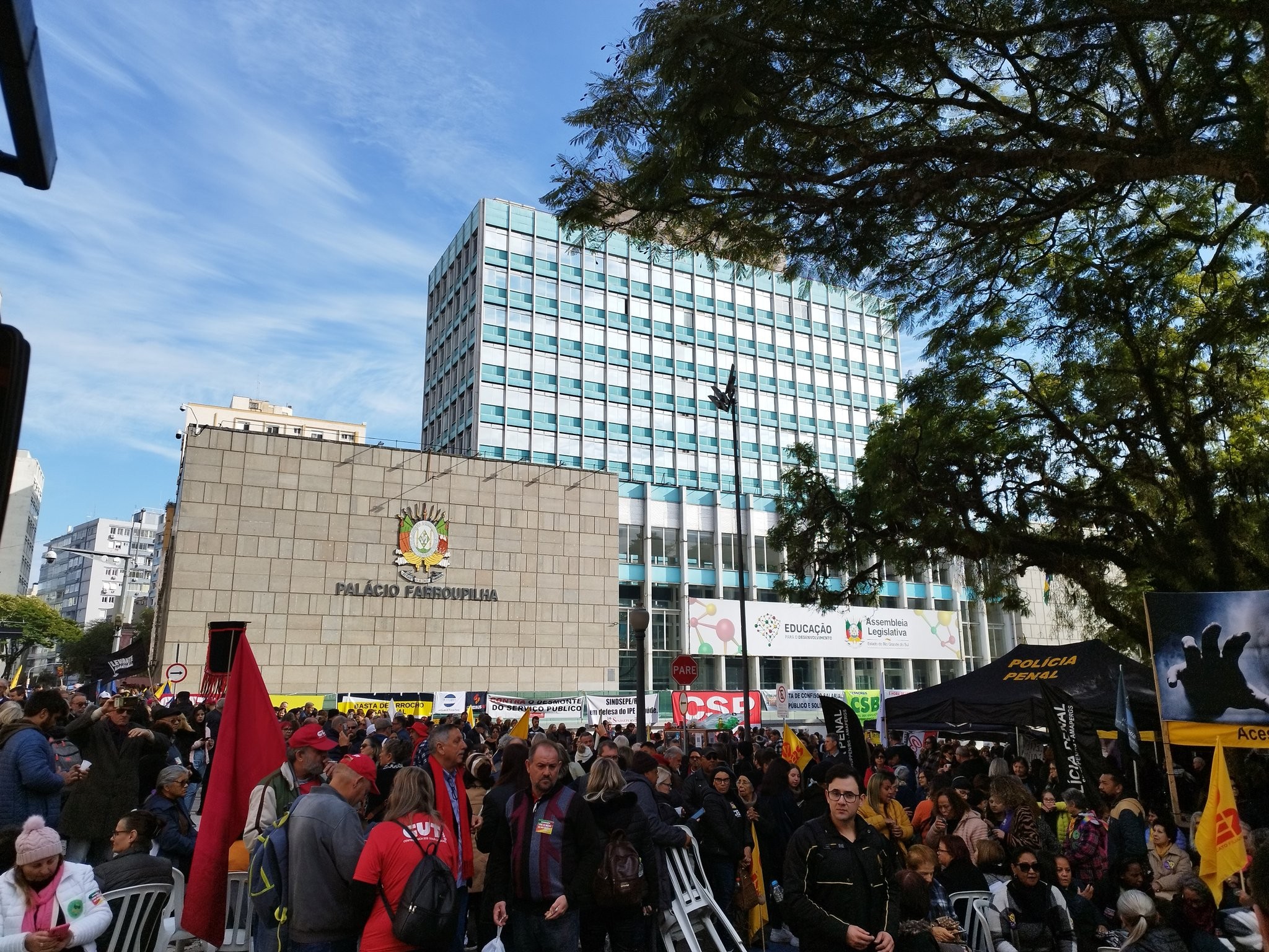 Manifestantes ocupam entradas da Assembleia Legislativa de Porto Alegre em protesto contra projeto do IPE Saúde