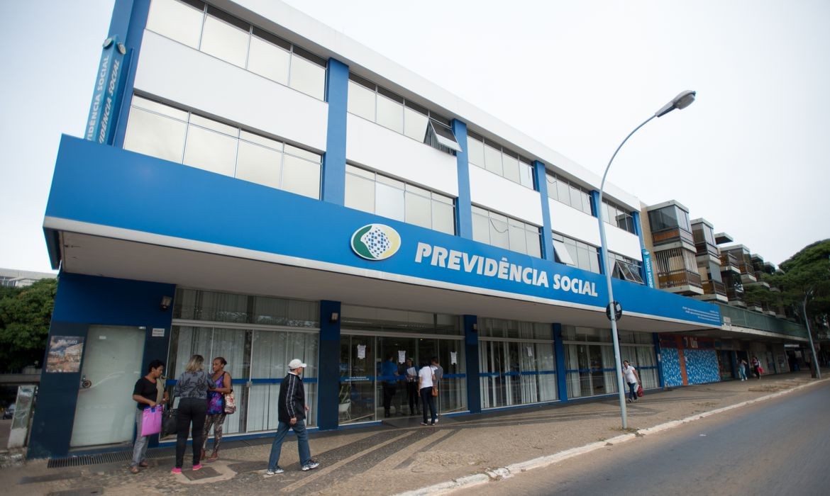 INSS começa a pagar 13º de aposentados e pensionistas nesta segunda (26)