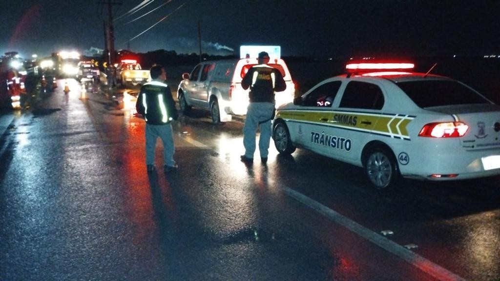 Poste de energia cai sobre a Ponte dos Franceses durante temporal