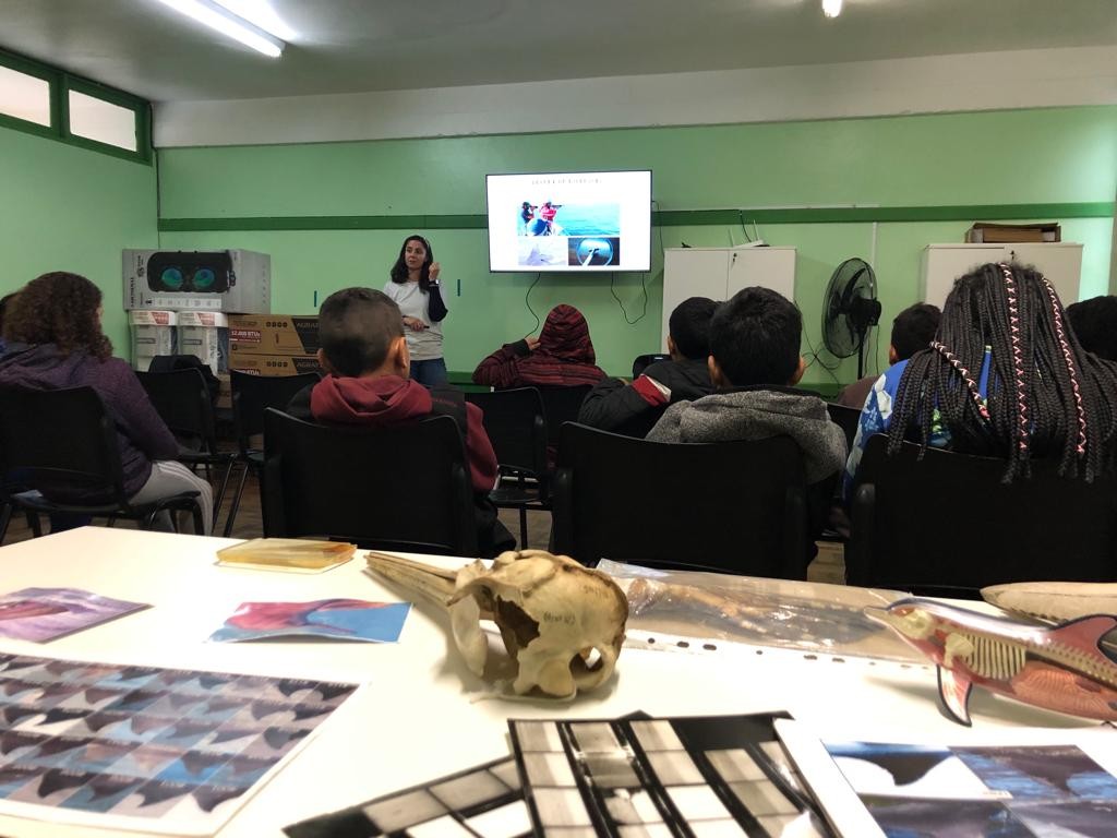 Alunos da E.M.E.F Viriato Correa participam de palestra sobre projeto "Botos da Lagoa dos Patos"