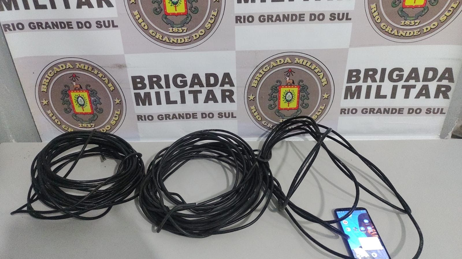 Brigada Militar de Rio Grande prende homem por furto de fios