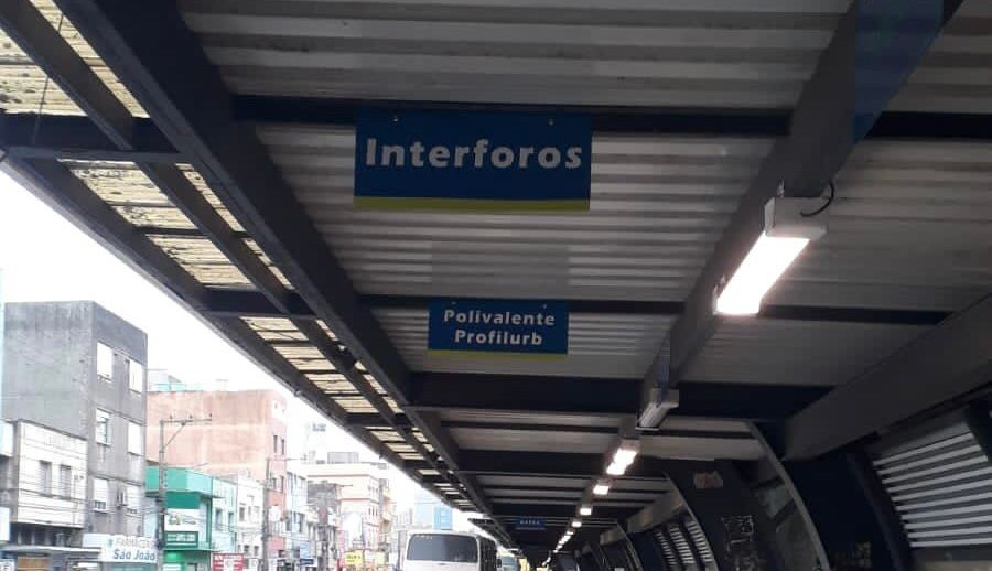Paradas da Estação Tamandaré recebem novas placas das linhas de ônibus