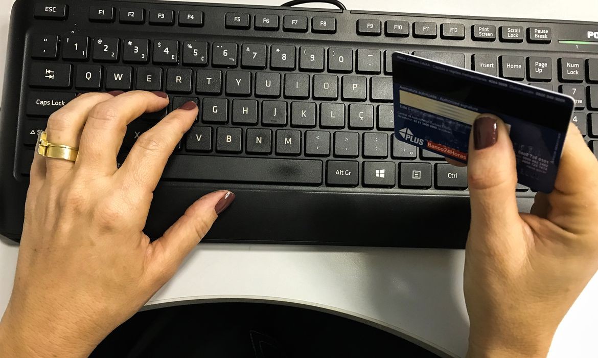 Governo decide valor para isenção de impostos em compras internacionais 