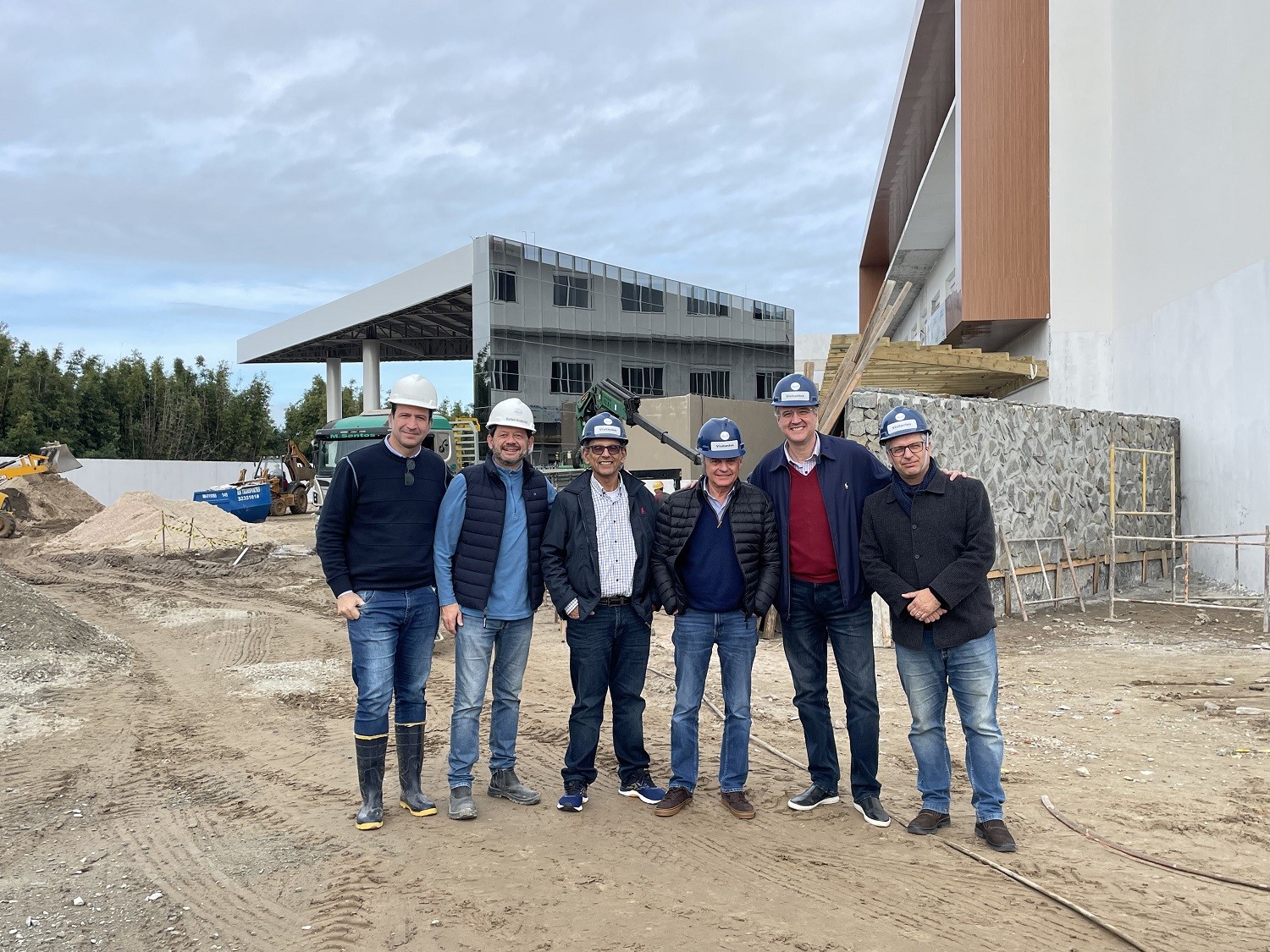 Alvaro Petracco, referência na área de reprodução humana, visita obras do Hospital Monporto