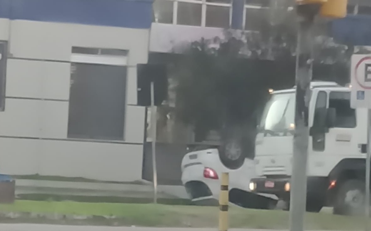 Carro capota em acidente no Balneário Cassino 