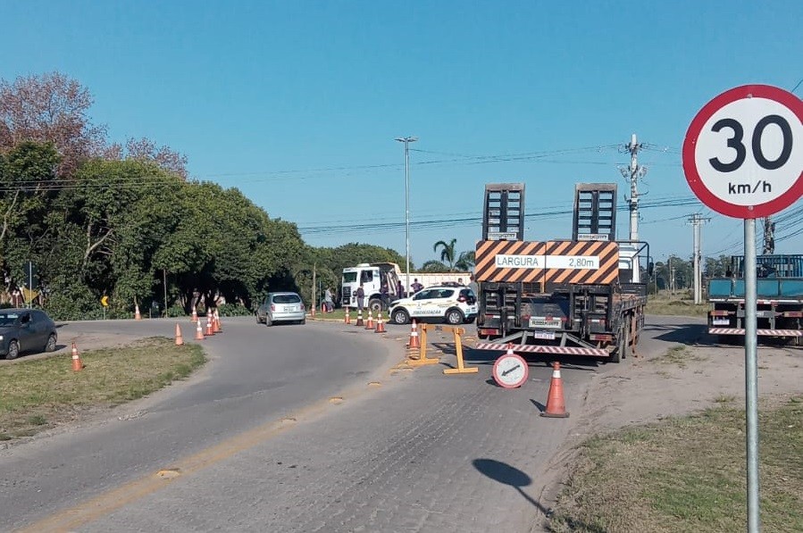 Trânsito na rotatória da Roberto Socoowski sofre alterações