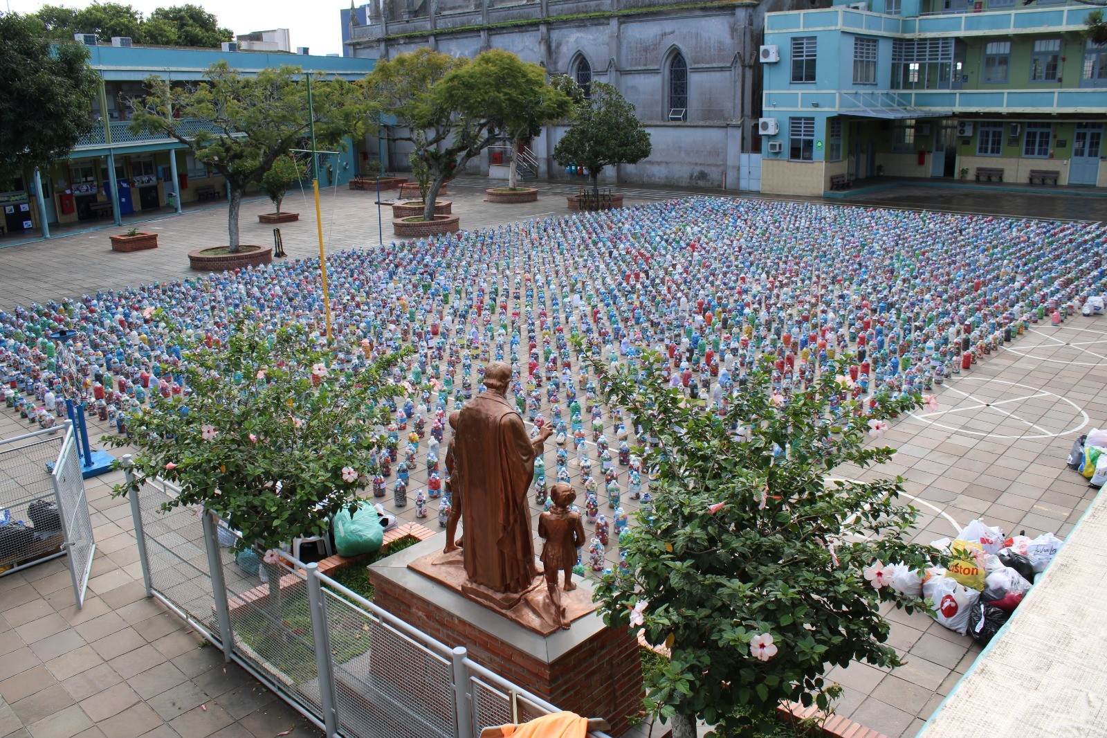Colégio Marista São Francisco realizou arrecadação de tampinhas plásticas, roupas e livros