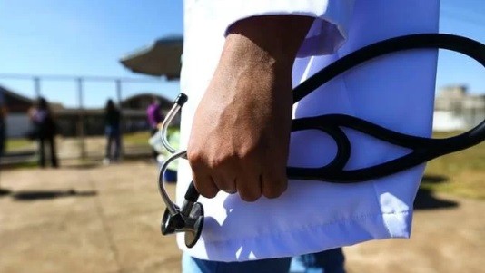 Saúde abre processo seletivo para contratar mais seis médicos com salários de mais de R$ 10 mil
