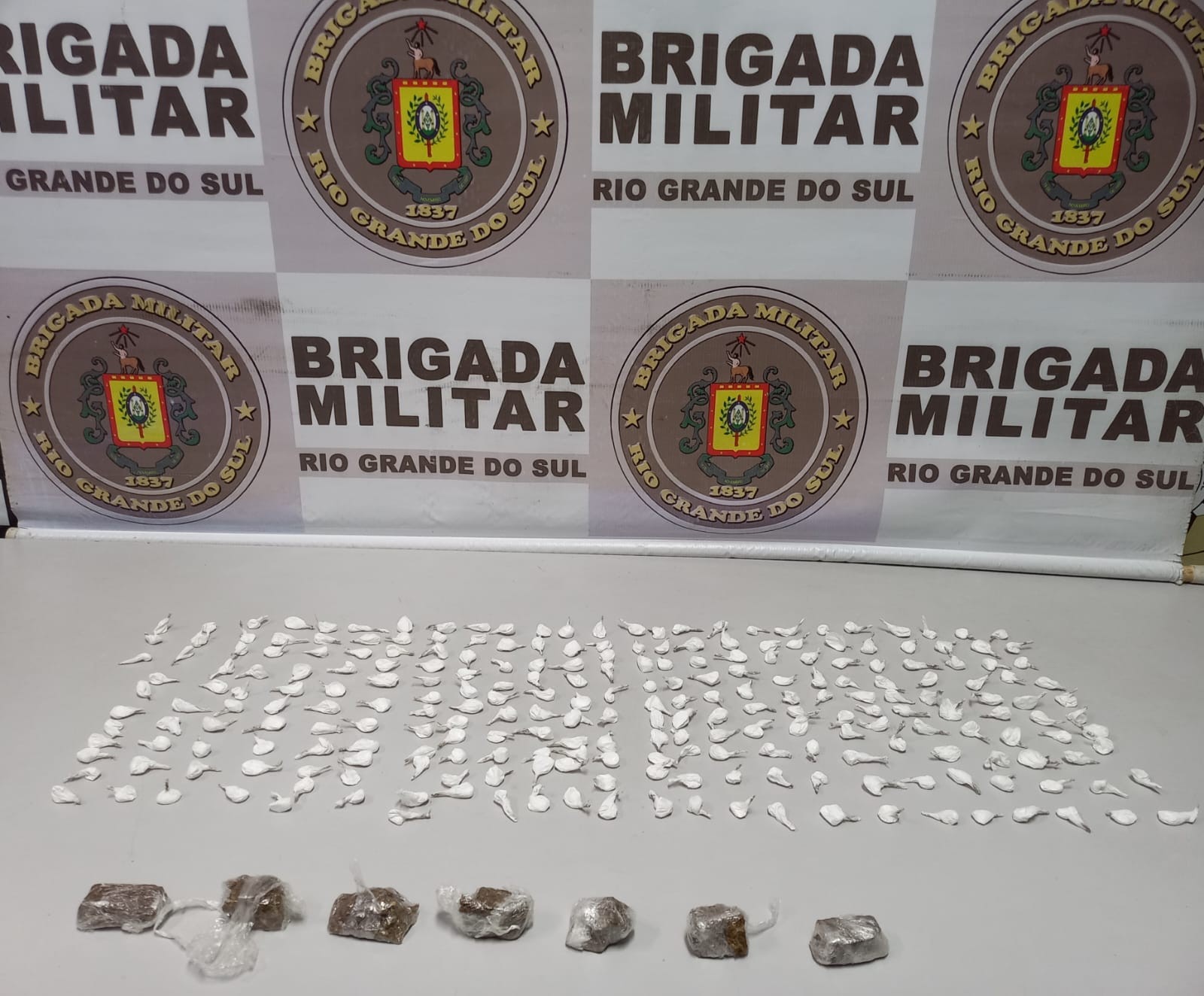 Homem tenta fugir, mas é preso pela Brigada Militar por tráfico de drogas 