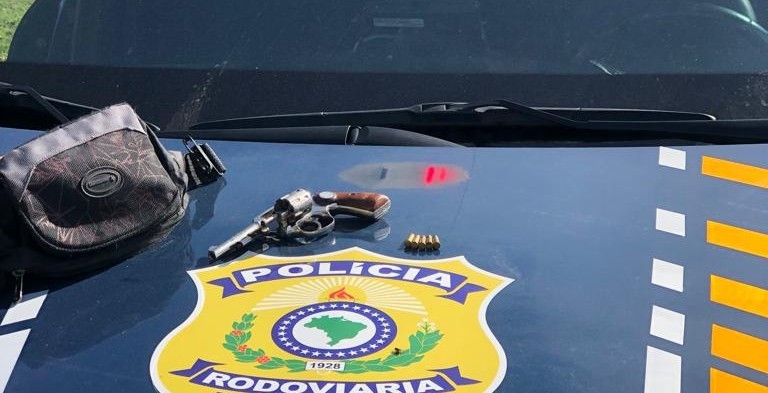 Homem com antecedentes por homicídio e ameaça é preso por porte ilegal de arma de fogo na BR-392