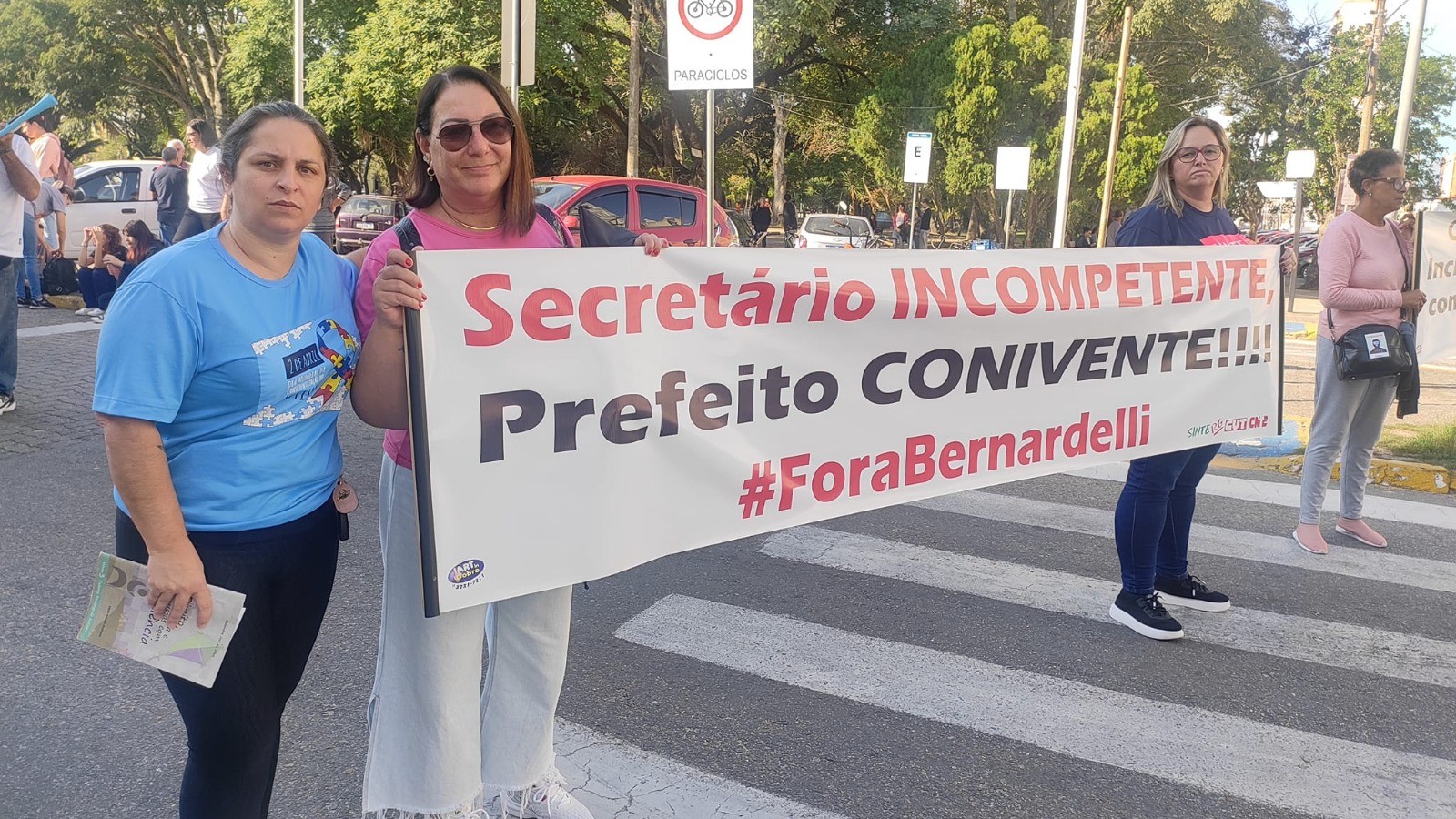 Manifestantes pedem saída de secretário de educação após fala sobre pessoas com deficiência 