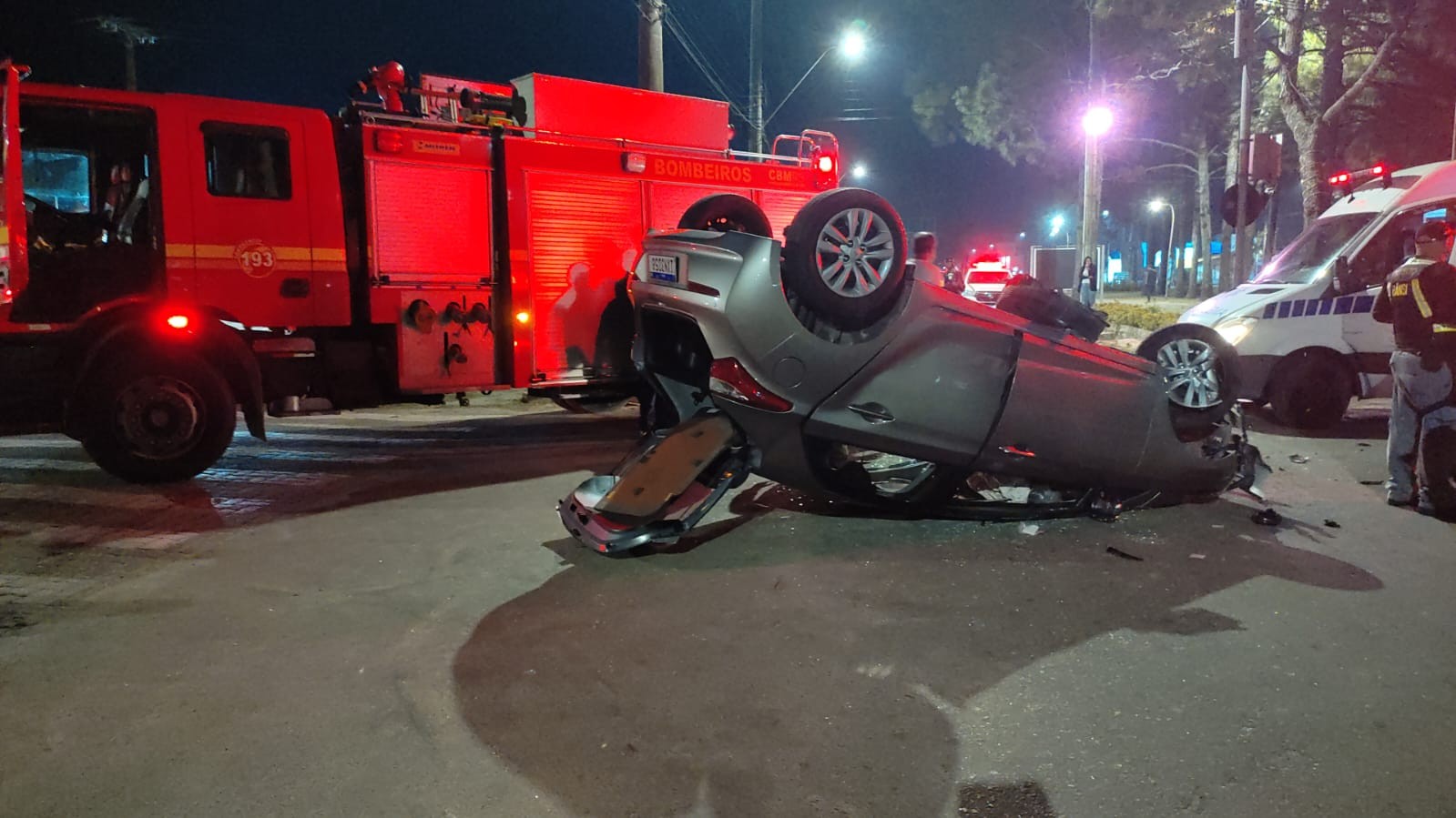 Motorista perde o controle do veículo e capota na Av. Rio Grande, no Balneário Cassino