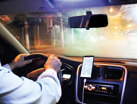 Motoristas de aplicativo divergem opiniões sobre condições impostas pelas plataformas locais e internacionais