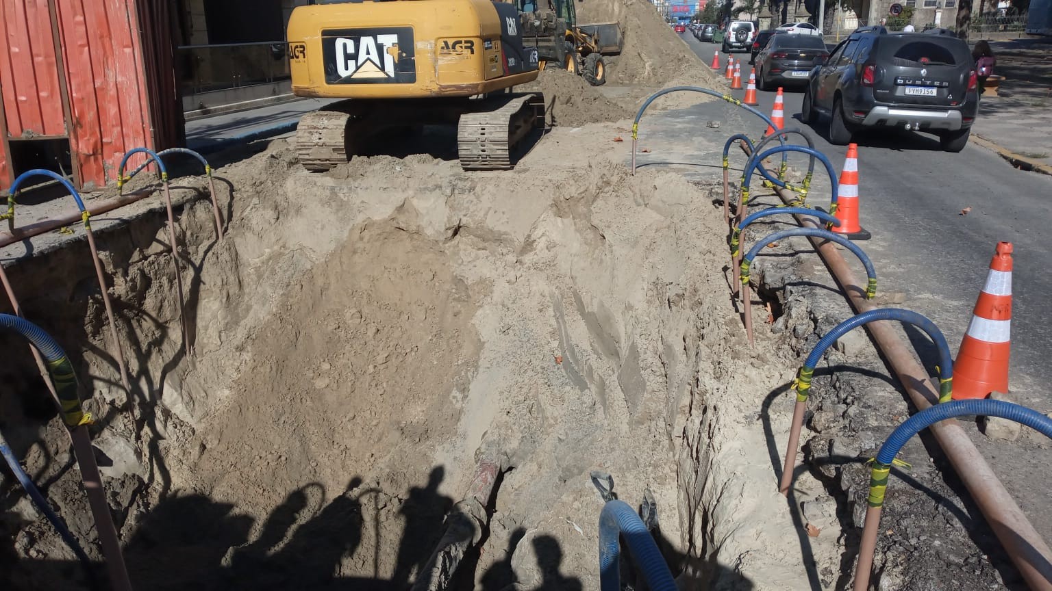 Trânsito na rua General Neto segue em meia pista por causa de obra da Corsan
