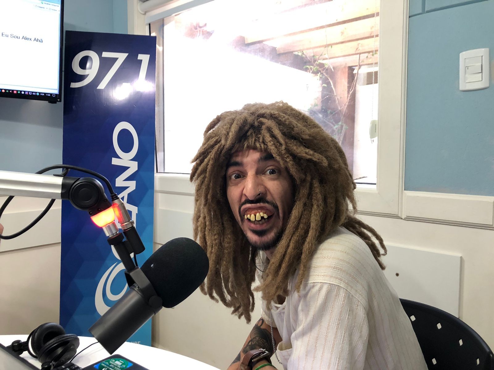 Com show programado para este sábado (10), comediante Rafael Ritta visita Grupo Oceano e apresenta Alex Ahã