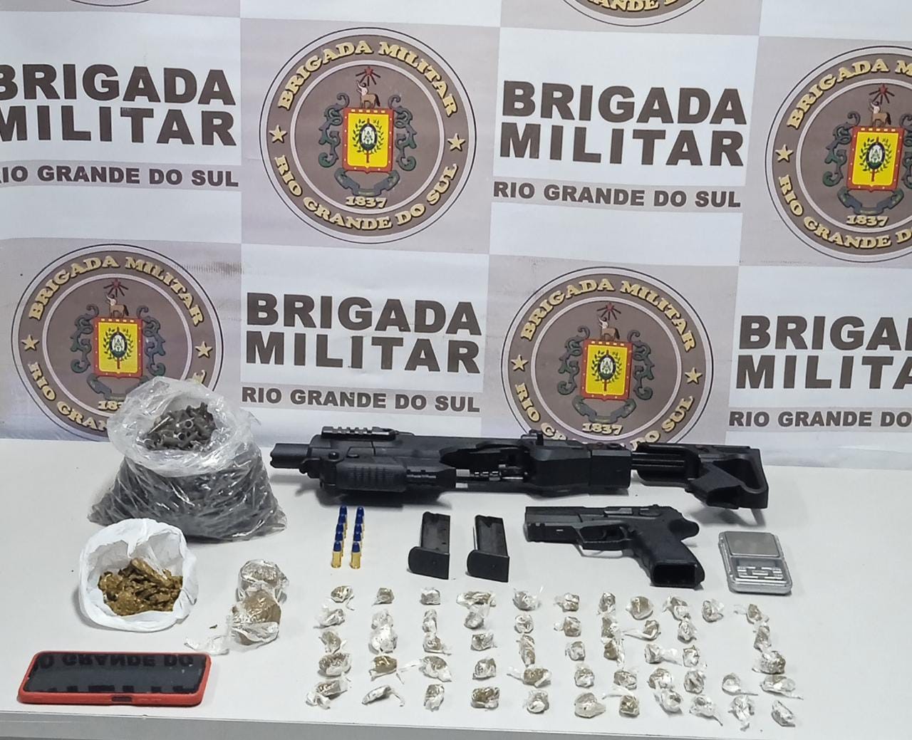 BM prende homem por porte ilegal de arma de fogo e tráfico de drogas em RG