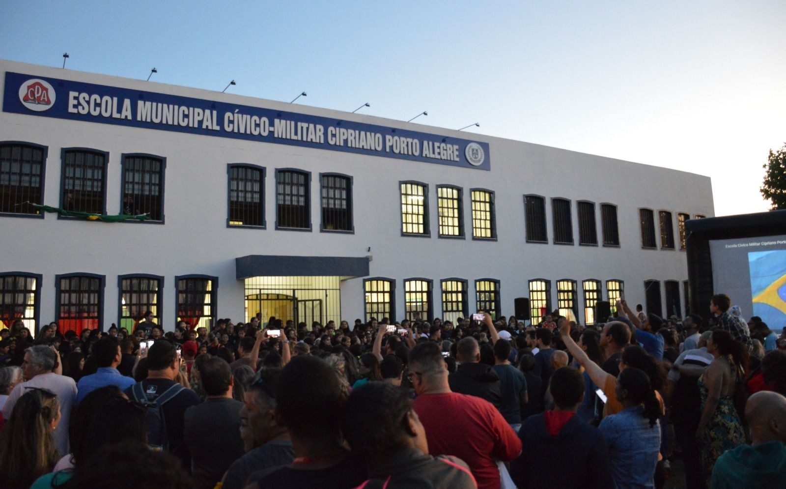 Prefeitura estuda manutenção da Escola Cívico-Militar Cipriano Porto Alegre