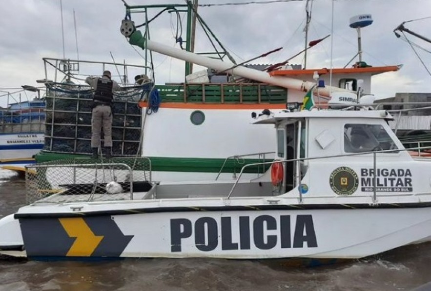 Embarcação pesqueira é lacrada por operação no Porto Velho de Rio Grande