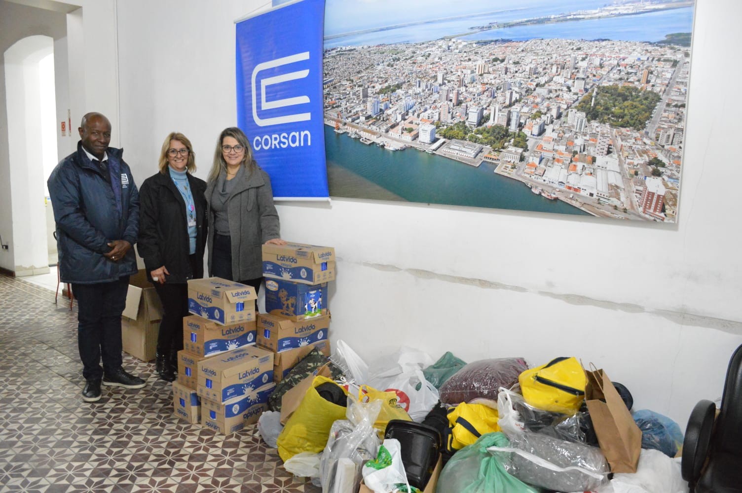 Corsan realiza doação de alimentos e itens essenciais para auxiliar famílias impactadas pelo ciclone em Rio Grande