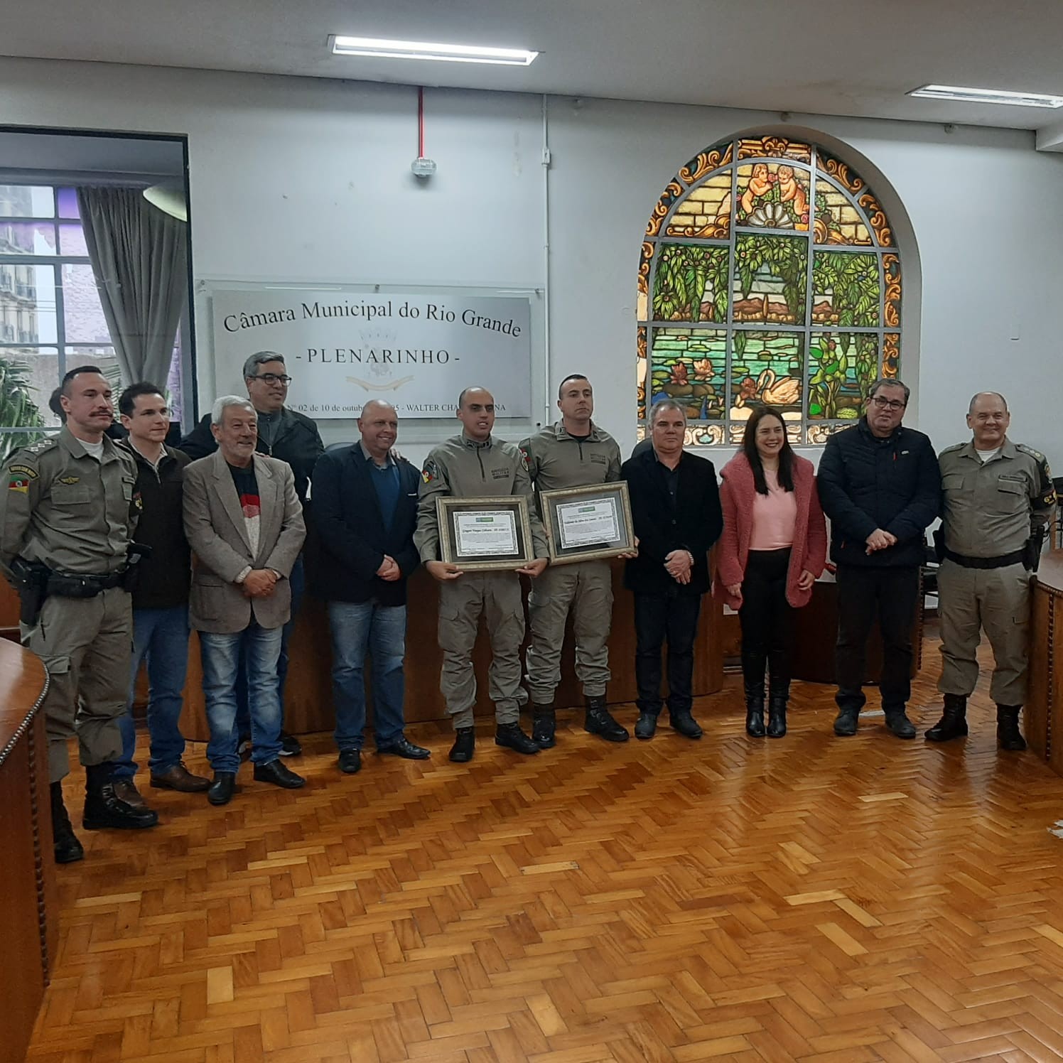 Policiais, que salvaram homem na Praia do Cassino, recebem homenagem na Câmara de Vereadores