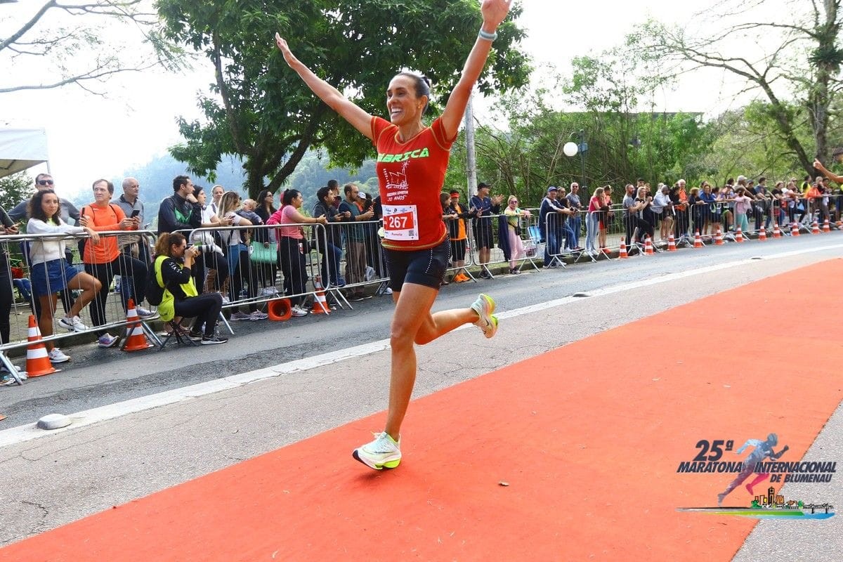 Rio-grandina conquista 2º lugar na 25ª Maratona Internacional de Blumenau, em Santa Catarina