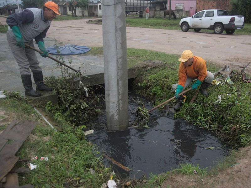 Prefeitura de Pelotas intensifica drenagem de ruas após chuvas intensas