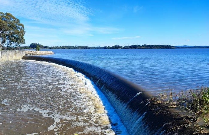 Barragem Santa Bárbara, em Pelotas, extravasa após mais de um ano de índices negativos