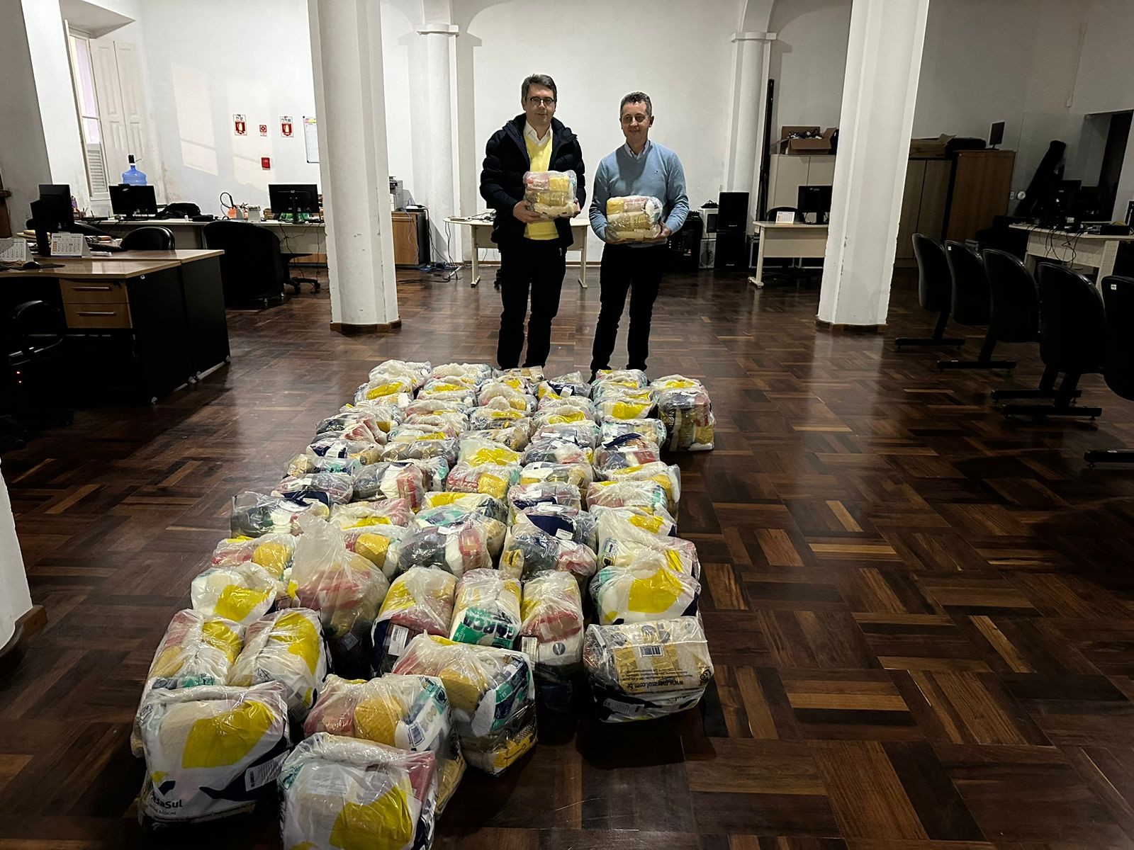 Prefeitura de Rio Grande recebe doação de cestas básicas do CDL para auxiliar vítimas do ciclone