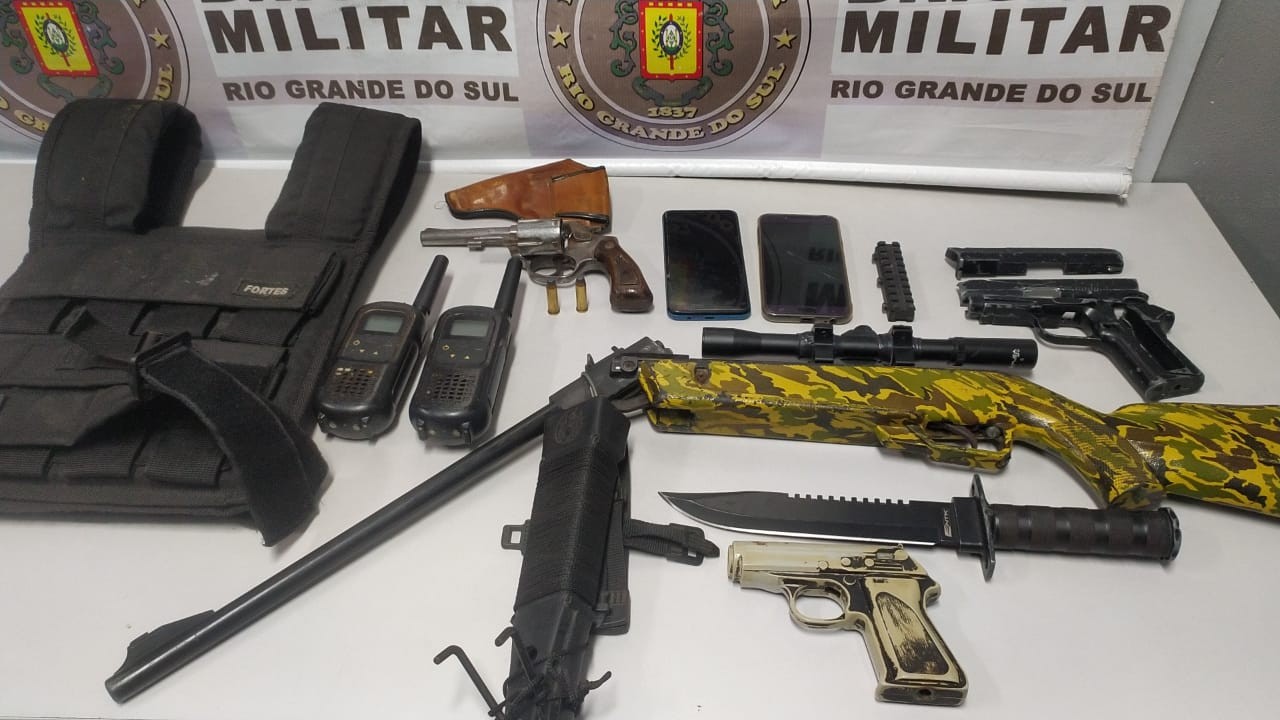 BM apreende menor de idade  e prende homem por porte ilegal de arma no bairro Cibrazem
